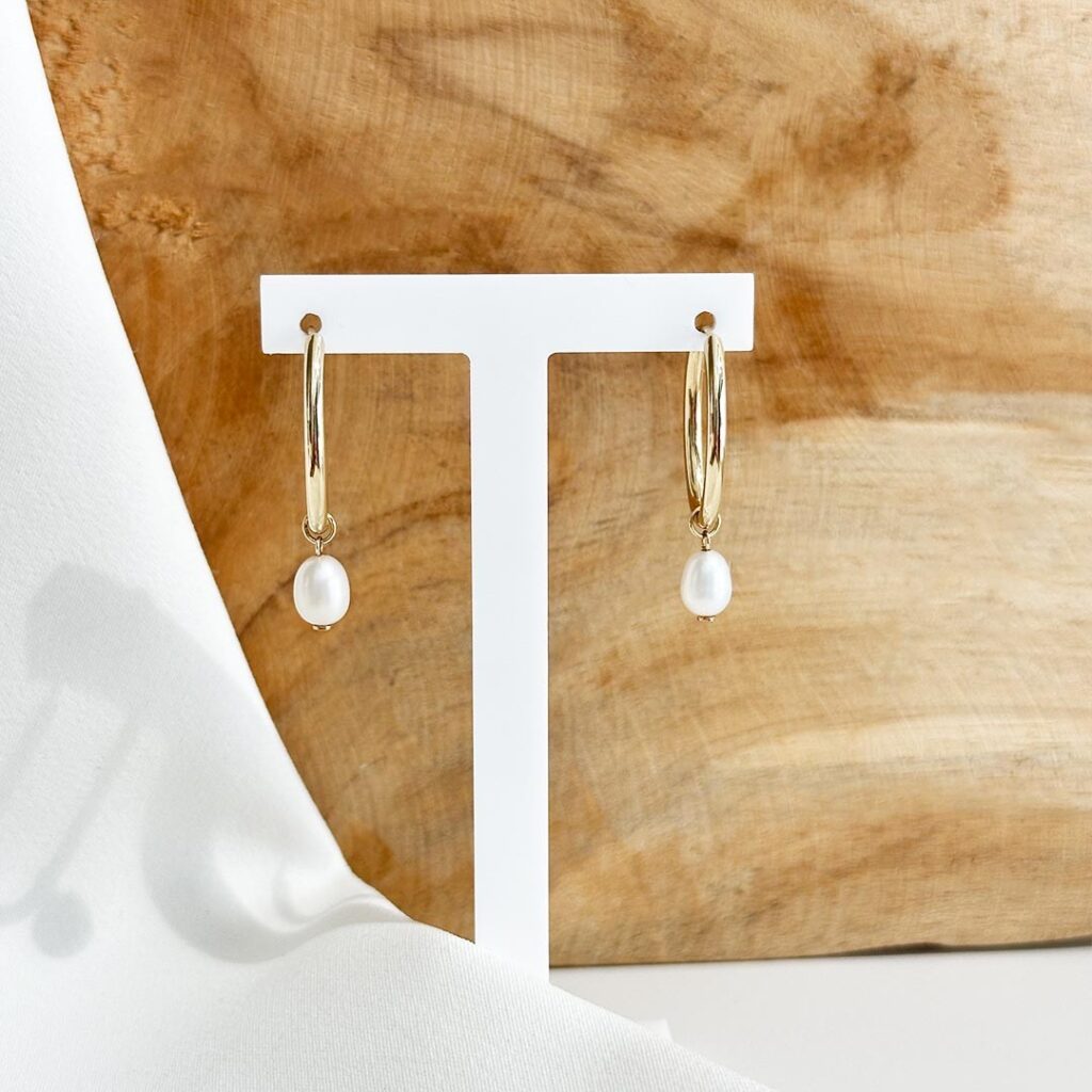 Vielseitige Creolen aus 585 Gelbgold mit optional eingehängten kleinen Süßwasserperlen, charmant unregelmäßig und in eleganter Nahaufnahme gezeigt.