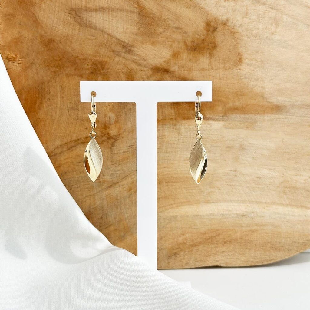 Ohrgehänge aus 585er Gelbgold in harmonischer Navette-Form mit mittiger Linie, teils mattiert und teils poliert, 30mm lang, mit Brisuren, in eleganter Nahaufnahme von vorne gezeigt.