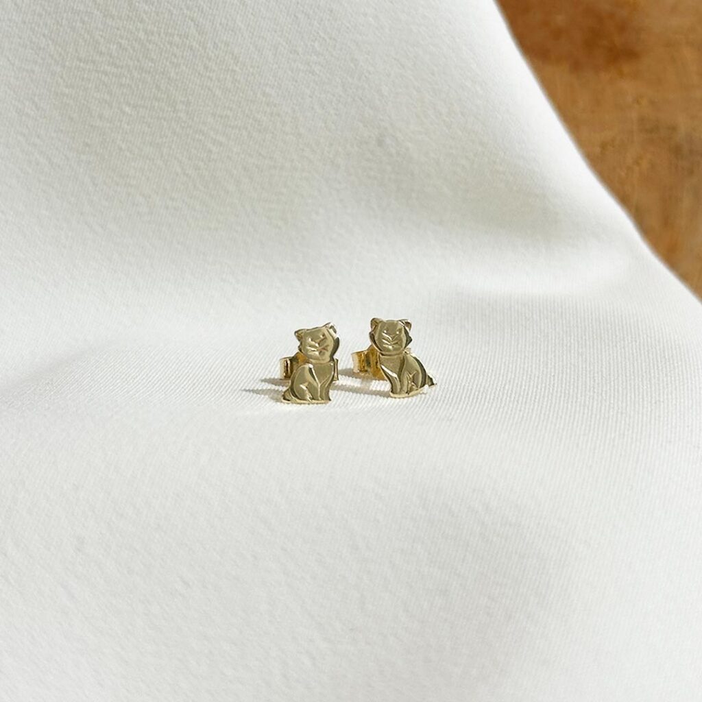 Katzen-Ohrstecker aus 585er Gelbgold, liebevoll gestaltet mit polierter Oberfläche, in eleganter Nahaufnahme gezeigt.