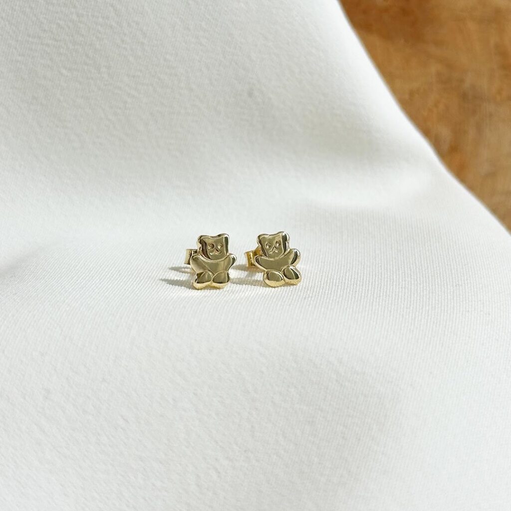 Teddybär-Ohrstecker aus 585er Gelbgold, 7mm groß, kindgerecht gestaltet und in eleganter Nahaufnahme gezeigt.