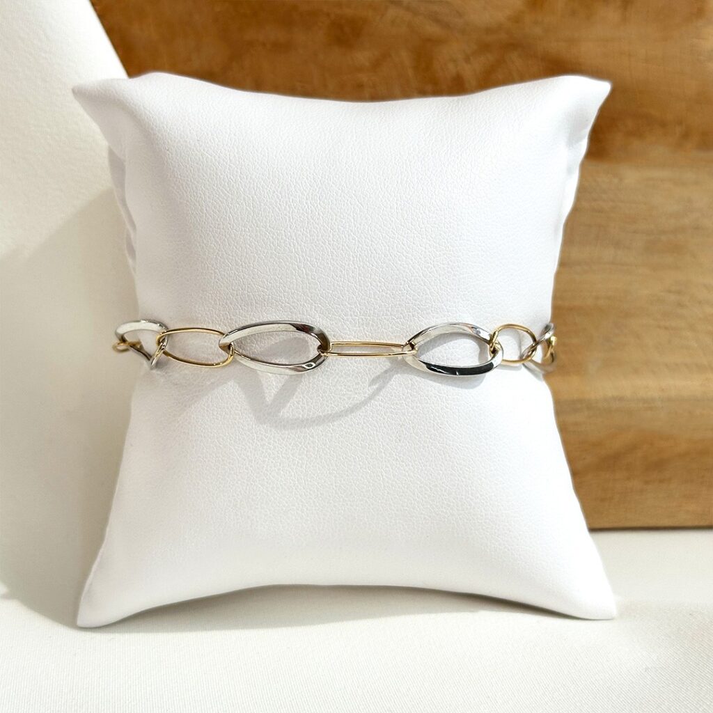 Armband aus 585er Gelb- und Weißgold mit 8mm breiten, sanft geschwungenen Gliedern und durchbrochener Struktur, 19cm lang, elegant in Nahaufnahme dargestellt.