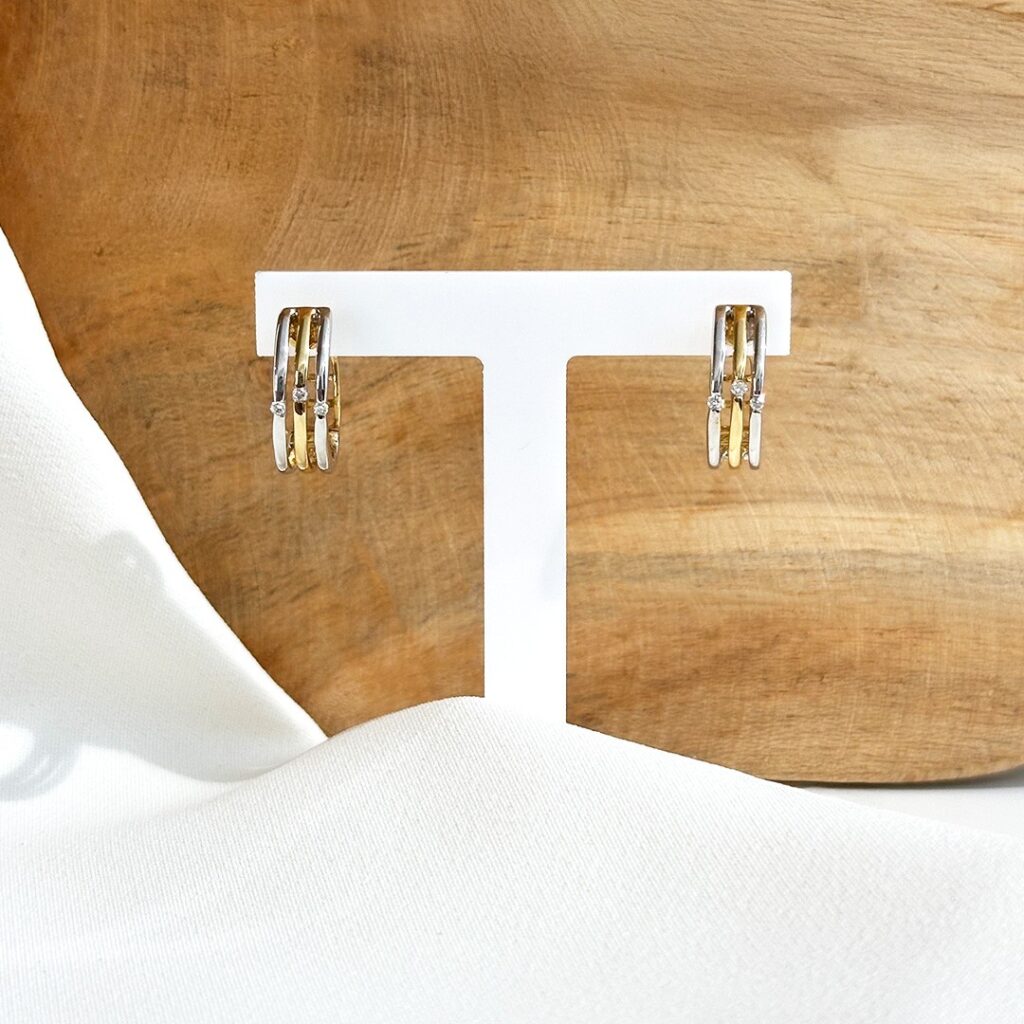 Creolen aus 585er Weiß- und Gelbgold, 17mm Durchmesser und 4mm Breite, mit drei kleinen Diamanten vorne eingefasst, in klarer Frontansicht elegant fotografiert.