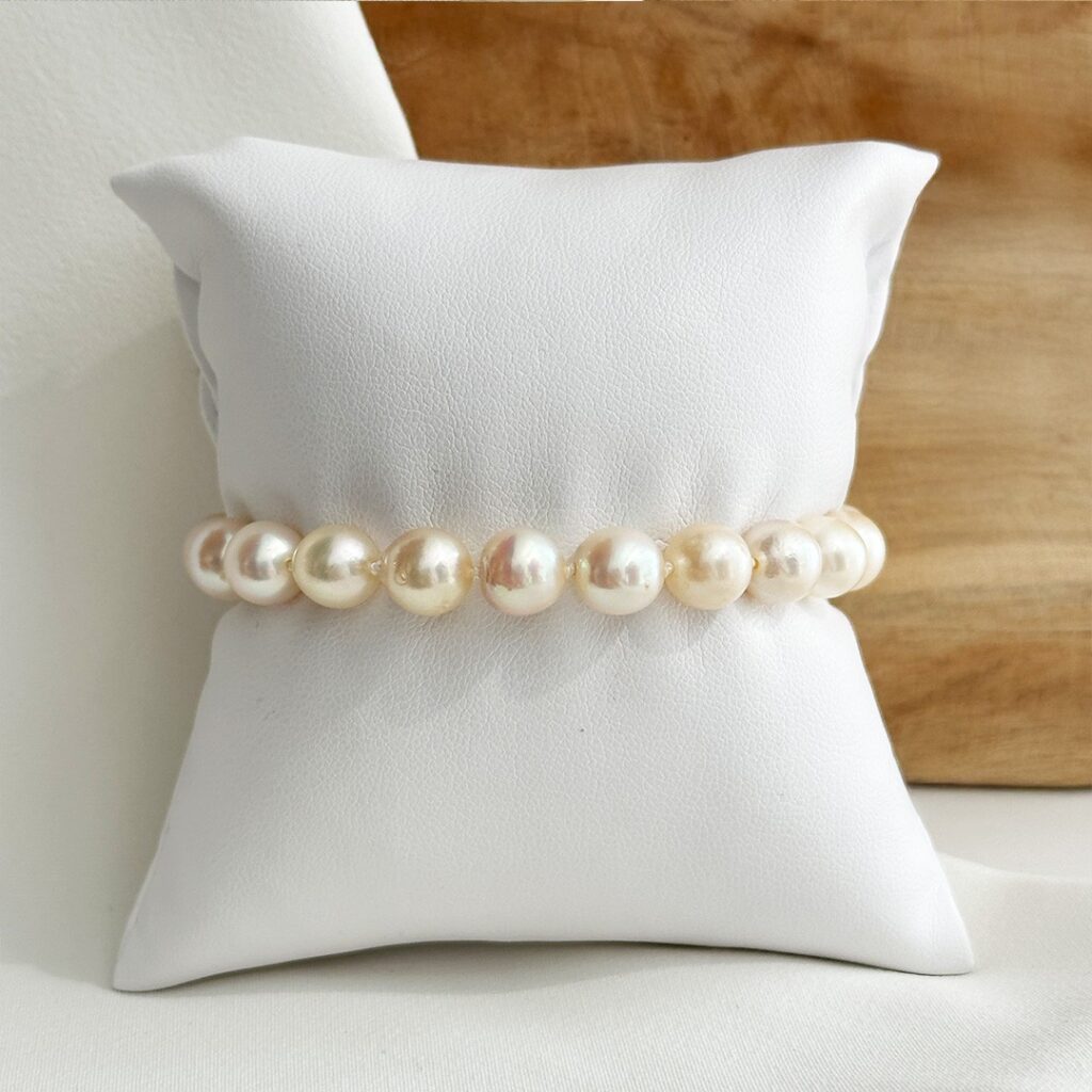 Akoyaperlen-Armband mit 8–8,5mm Perlen, 18cm lang, mit feinem Lüster und harmonischer Rundung, elegant in Nahaufnahme präsentiert.