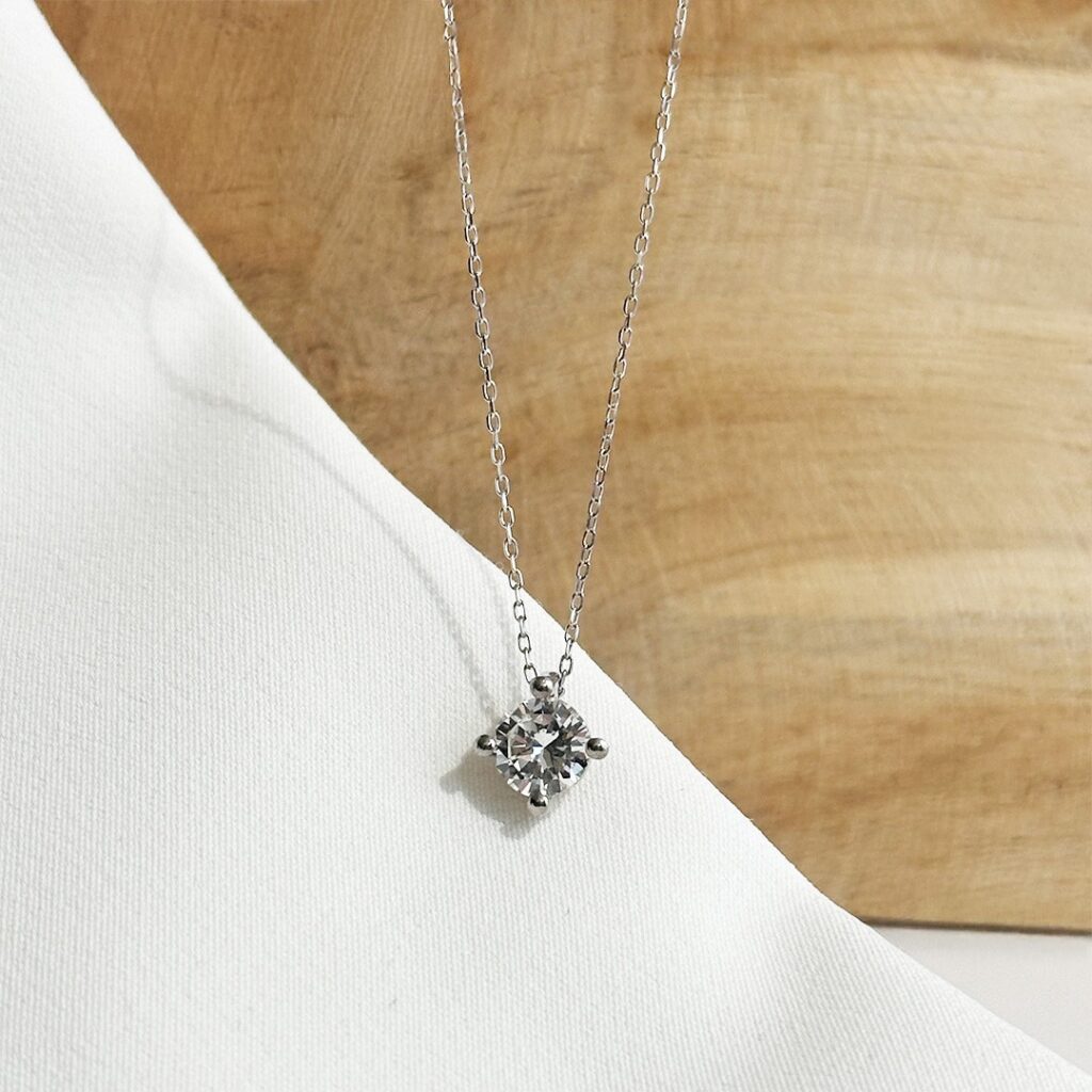 Collier aus 585 Weißgold mit 0,92ct. Brillant in klassischer 4-Krappen-Fassung, in eleganter Nahaufnahme an einer feinen 42cm-Kette präsentiert; der Stein zeigt ein lebendiges, natürliches Lichtspiel.