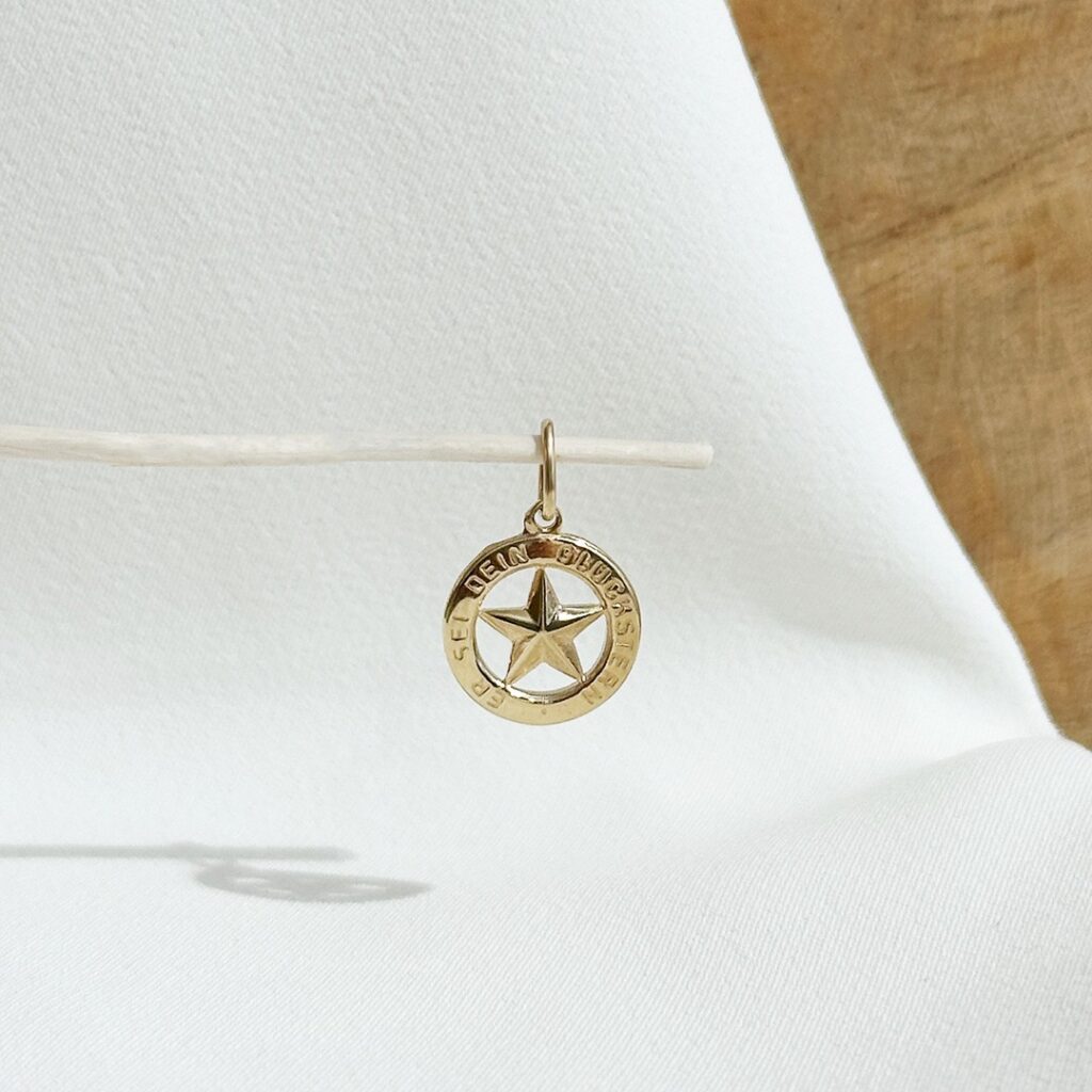 Glücksstern-Anhänger aus 585er Gelbgold, 14mm groß, mit mittigem Stern und graviertem Rahmen „Er sei dein Glücksstern“, in eleganter Nahaufnahme präsentiert.