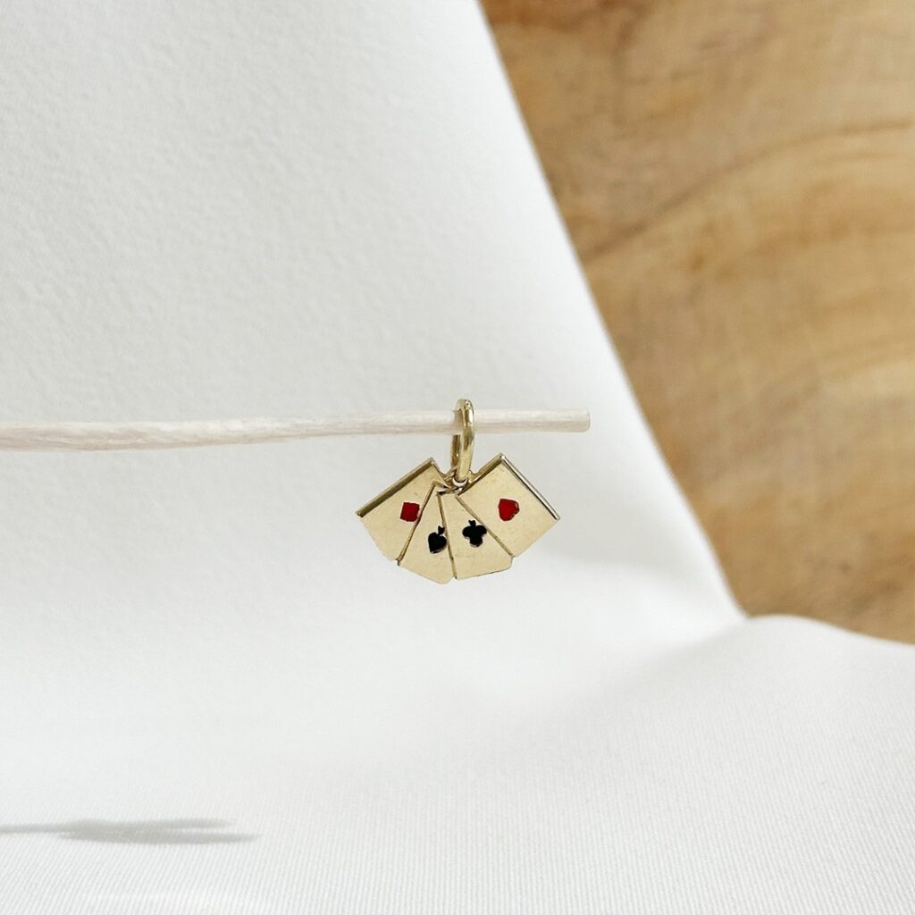 Verspielter Spielkarten-Anhänger aus 585 Gelbgold, 12mm groß, detailreich gefertigt und in eleganter Nahaufnahme präsentiert.
