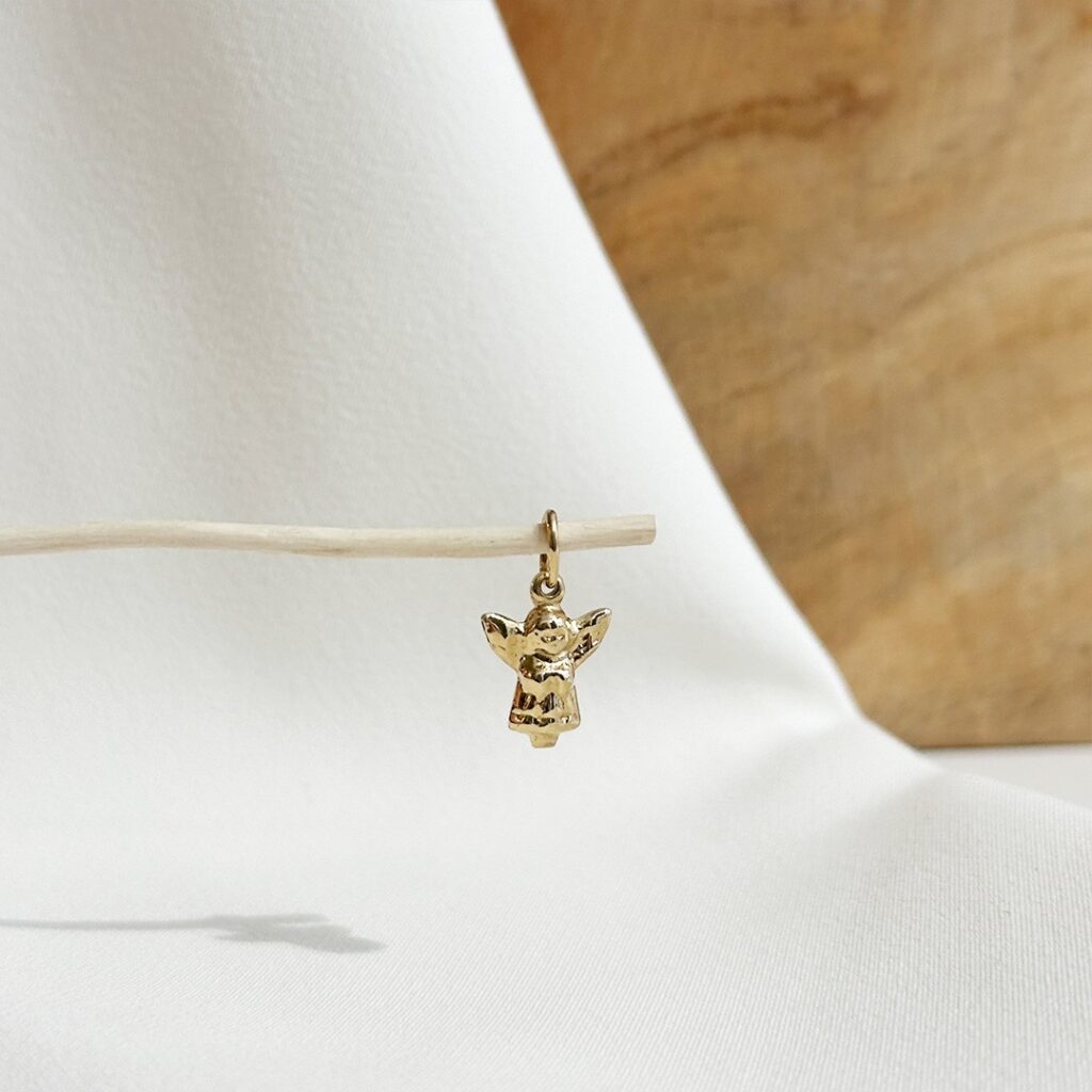 Zarter Schutzengel-Anhänger aus 585 Gelbgold in moderner, betender Form, liebevoll gestaltet und elegant in Nahaufnahme präsentiert.