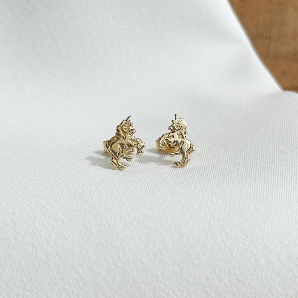 Einhorn-Ohrstecker aus 585er Gelbgold in 7mm Größe, liebevoll gestaltetes Motiv in klarer Frontansicht, kindlich verspielt und hochwertig verarbeitet, als Nahaufnahme präsentiert.