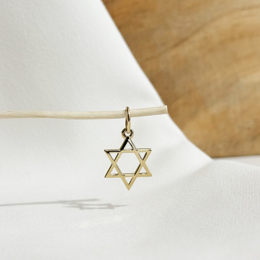 Davidstern-Anhänger aus 585 Gelbgold in 13mm Größe, klar und detailliert in eleganter Nahaufnahme präsentiert.