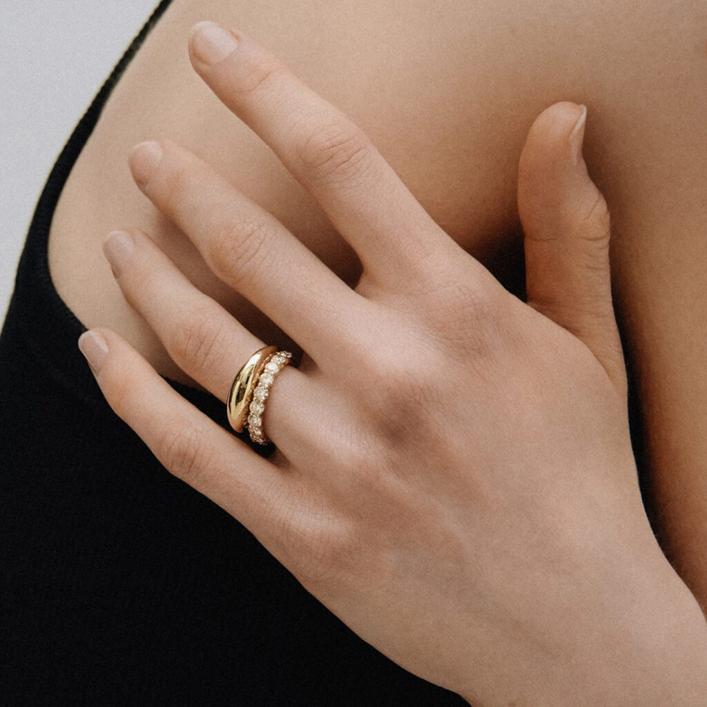 Damenschmuck Frauenhand mit Goldringen am Ringfinger