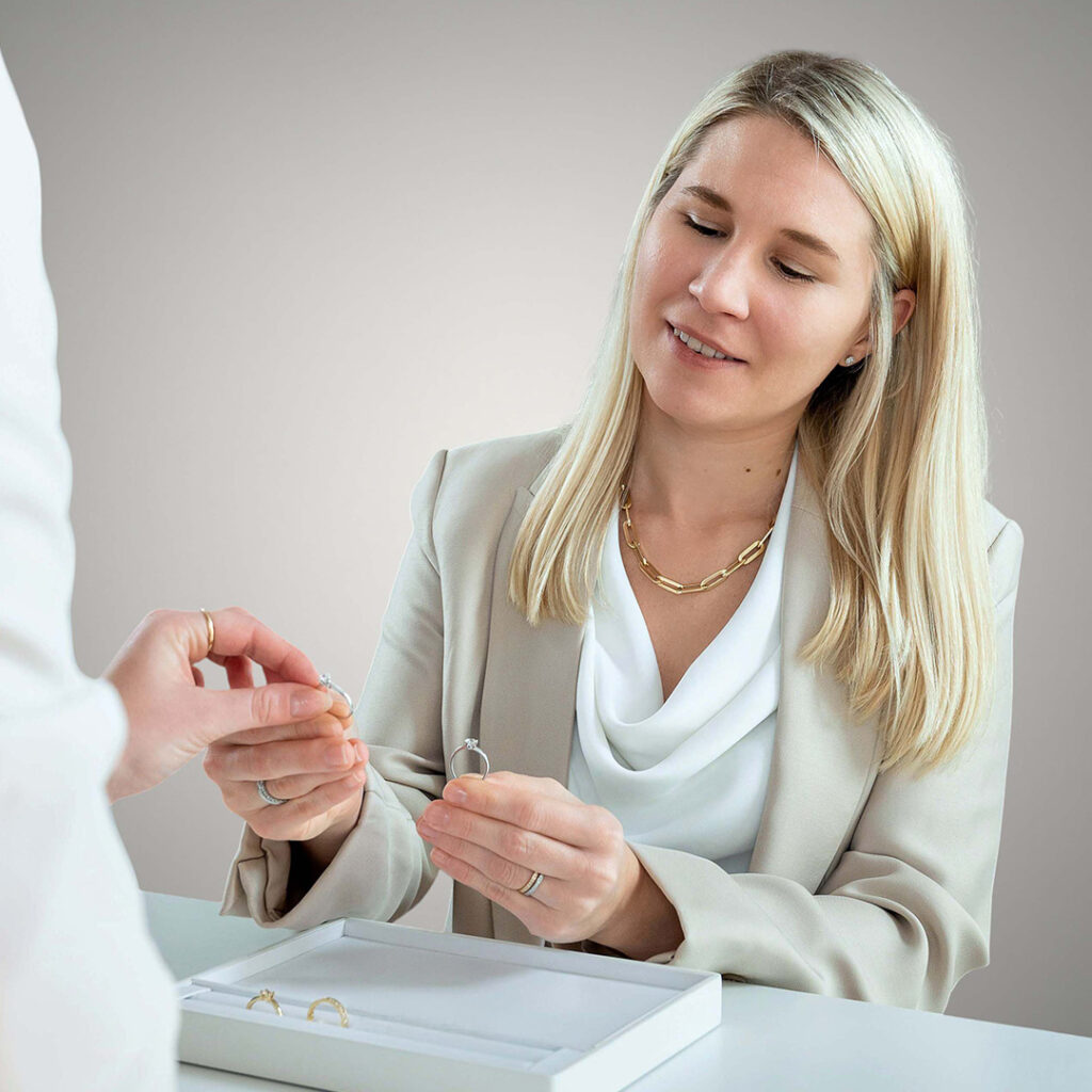 Anita Tackner-Brandstetter bei einer Schmuckberatung