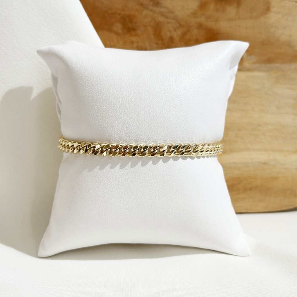 Massives Panzerarmband aus 585er Gelbgold, elegant auf Schmuckpolster präsentiert.