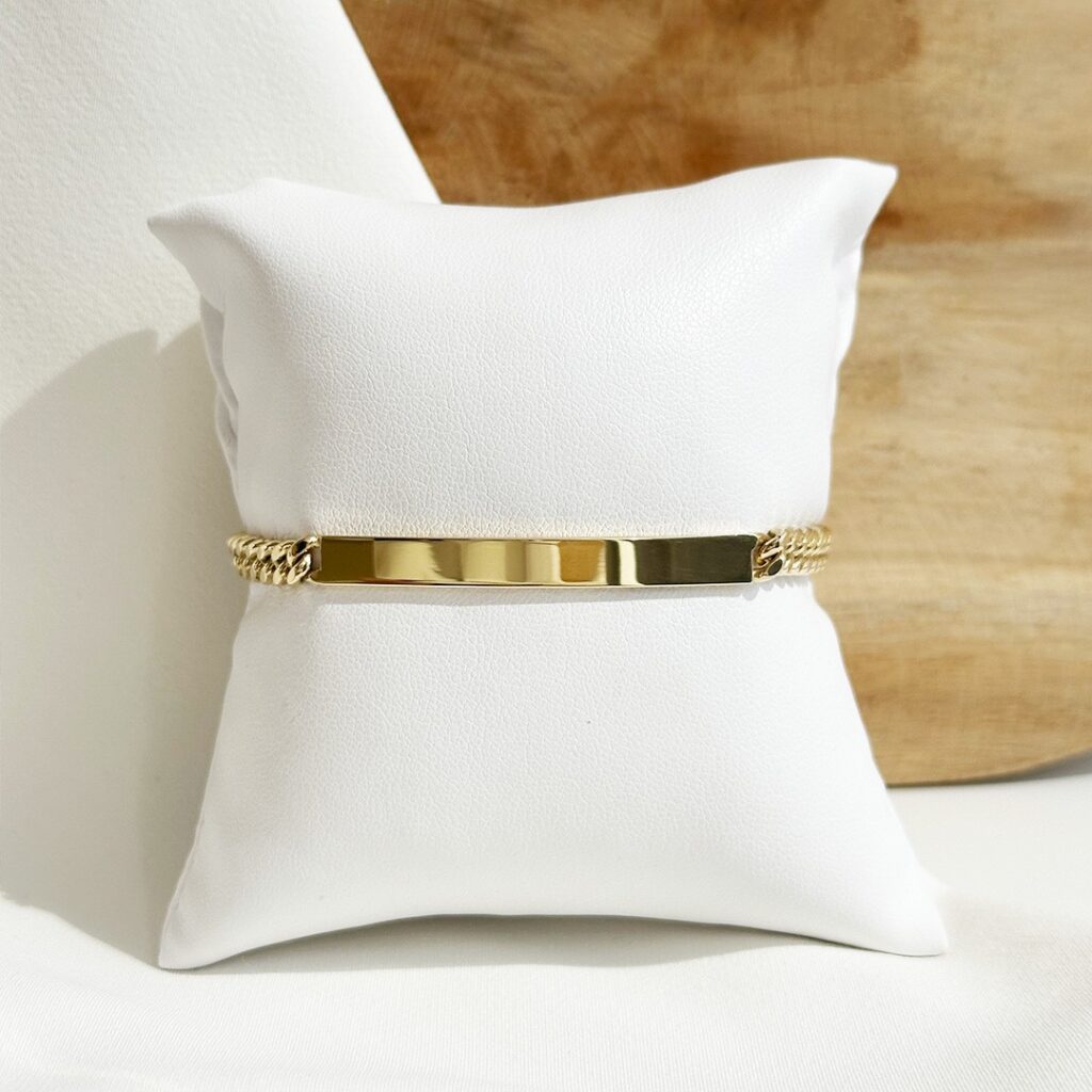 Schildarmband für Herren aus 585er Gelbgold mit poliertem Gravurschild und 5mm breiter Panzerkette, präsentiert auf Schmuckpolster.