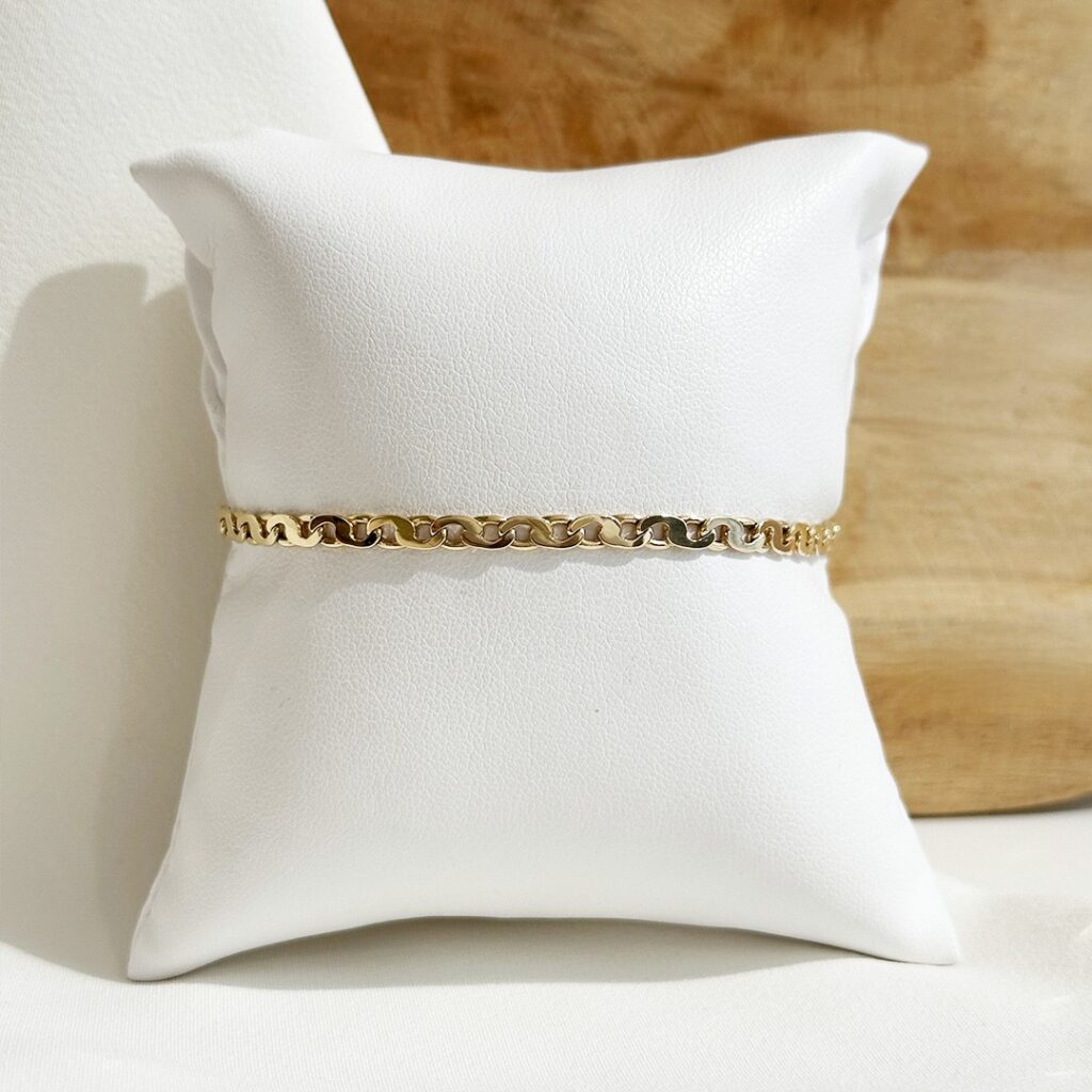 Broad-Goldarmband aus 585 Gelbgold, 20cm Länge und 3,5mm Breite, elegant auf Schmuckpolster in Nahaufnahme.