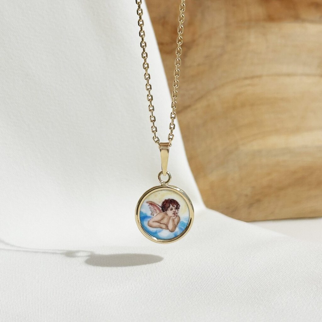 Farbig gestalteter Schutzengelanhänger aus 585er Gelbgold in eleganter Nahaufnahme an einer Goldkette präsentiert.