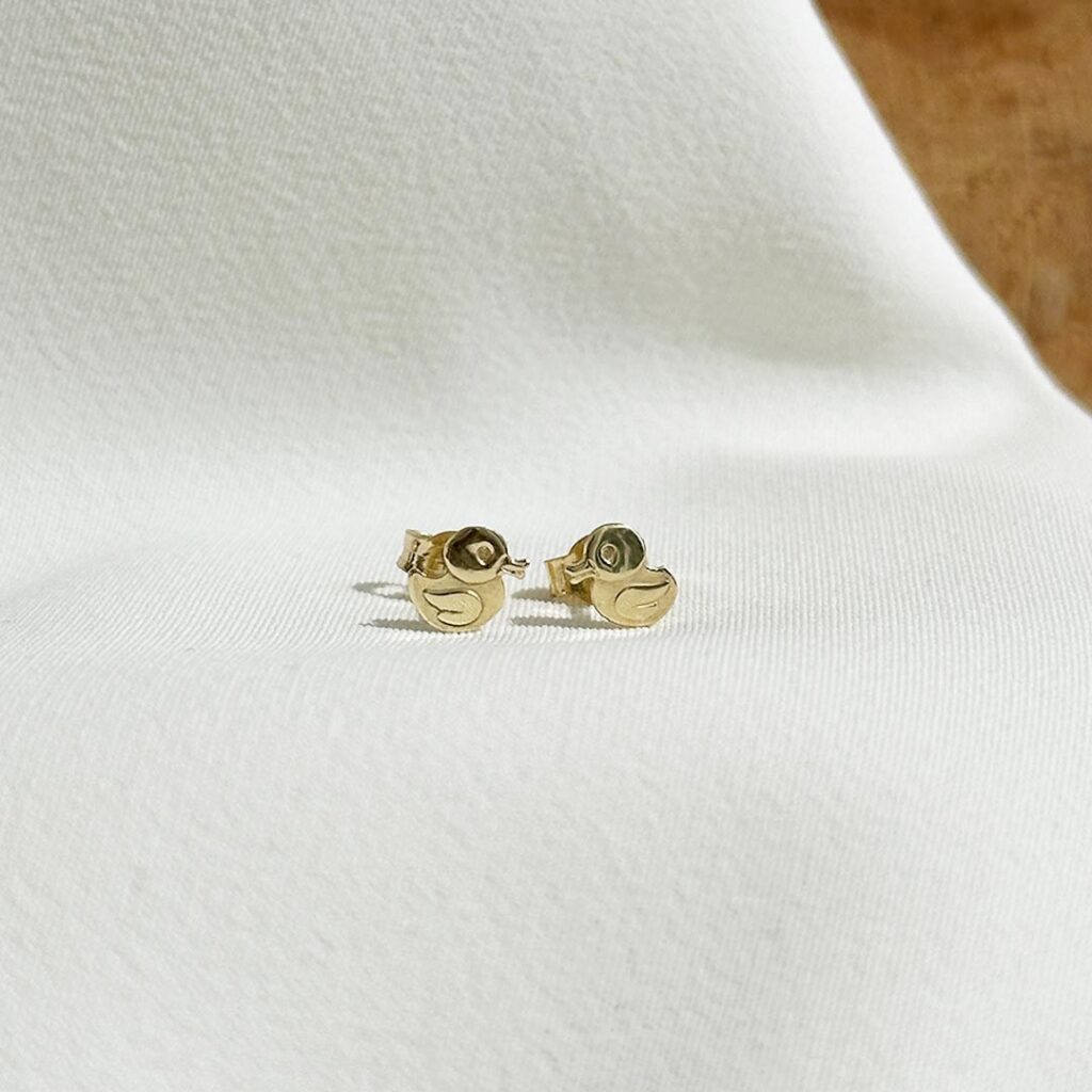 Enten-Ohrstecker aus 585 Gelbgold für Kinder, frontal aufgenommen; kleine 6mm große Ente mit kindgerechter Form.