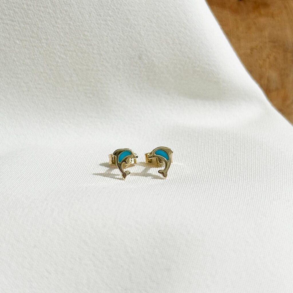 Delfin-Ohrstecker aus 585 Gelbgold für Kinder, frontal aufgenommen; 11mm großer Delfin mit blau lackiertem Körperdetail.