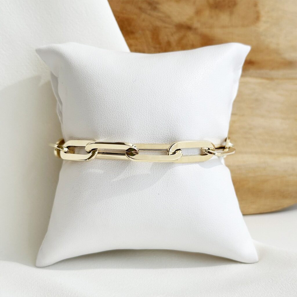 Goldarmband aus 585er Gelbgold im Paperclip-Design, 8mm breit, elegant auf Schmuckpolster präsentiert, Fokus auf die markante Gliederform und die klare Linienführung