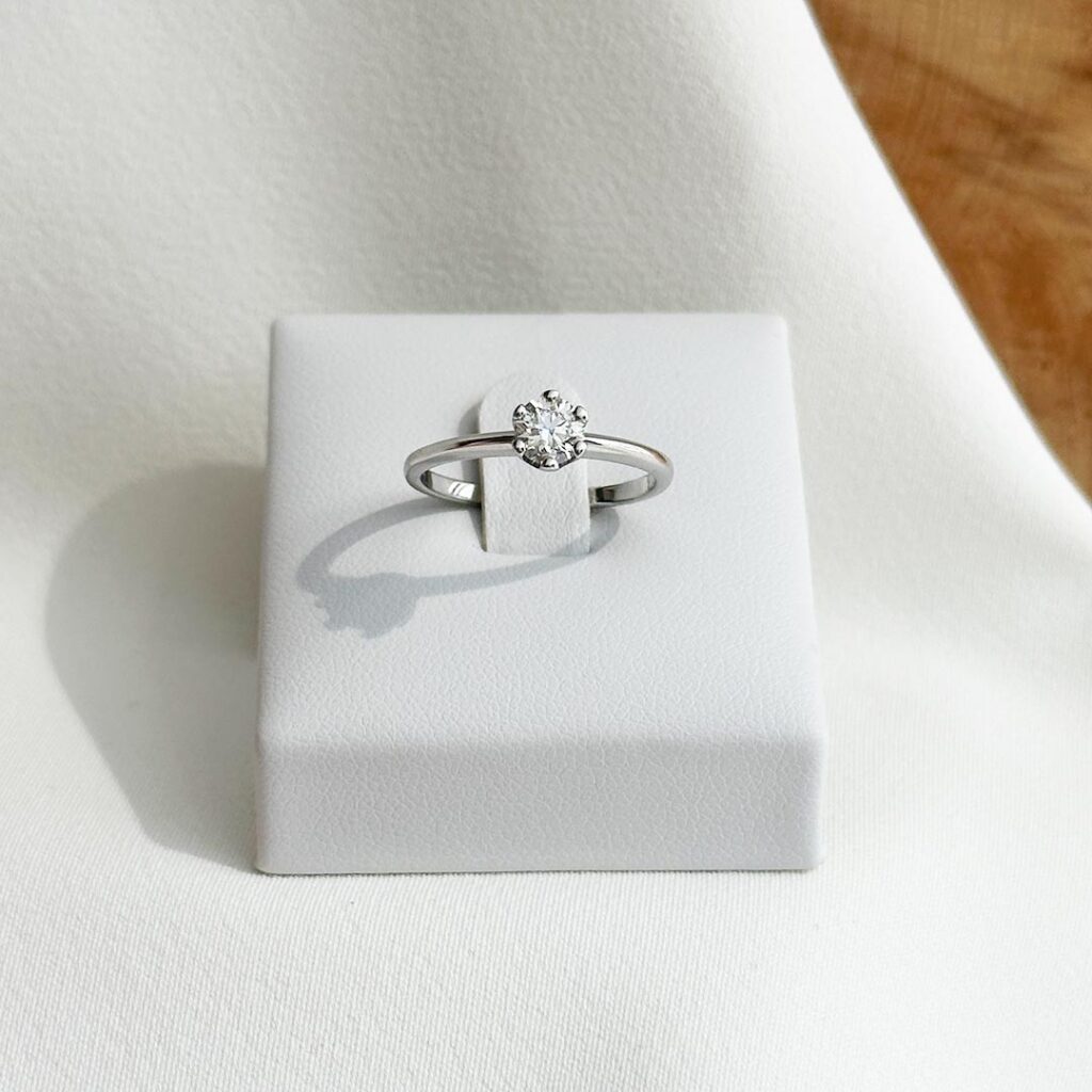 Solitaire Verlobungsring aus 585er Weißgold mit 0,40ct. Brillant, frontal auf Ringaufsteller präsentiert, Fokus auf die klassische 6-Krappenfassung, den strahlenden Diamanten und die klare Eleganz
