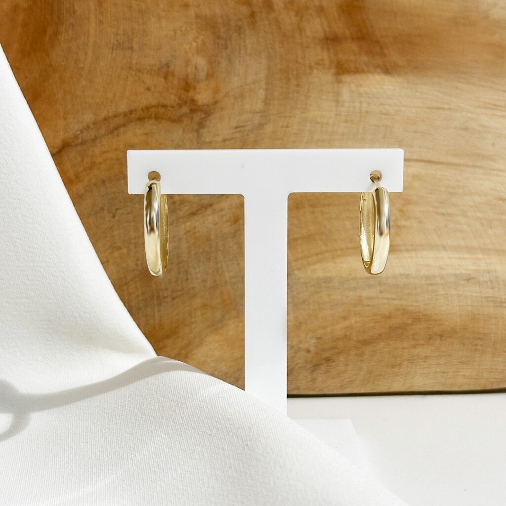 Runde Goldcreolen aus 585er Gelbgold mit 18mm Durchmesser, frontal auf Schmuckaufsteller präsentiert, Fokus auf die polierte Oberfläche und die zeitlose, klassische Form