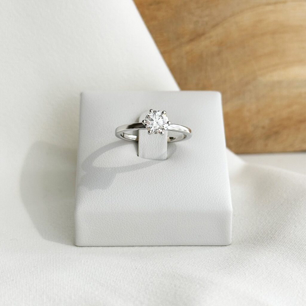 Klassischer Verlobungsring mit 0,75ct Brillant handgefertigt aus 750 Weißgold fotografiert auf einem Ringpodest