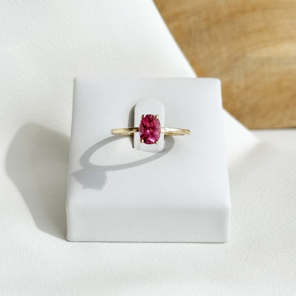 Turmalinring aus 585er Gelbgold, frontal auf Ringaufsteller in Nahaufnahme präsentiert, Betonung des ovalen Edelsteins, der klaren Fassung und der eleganten, leichten Gestaltung
