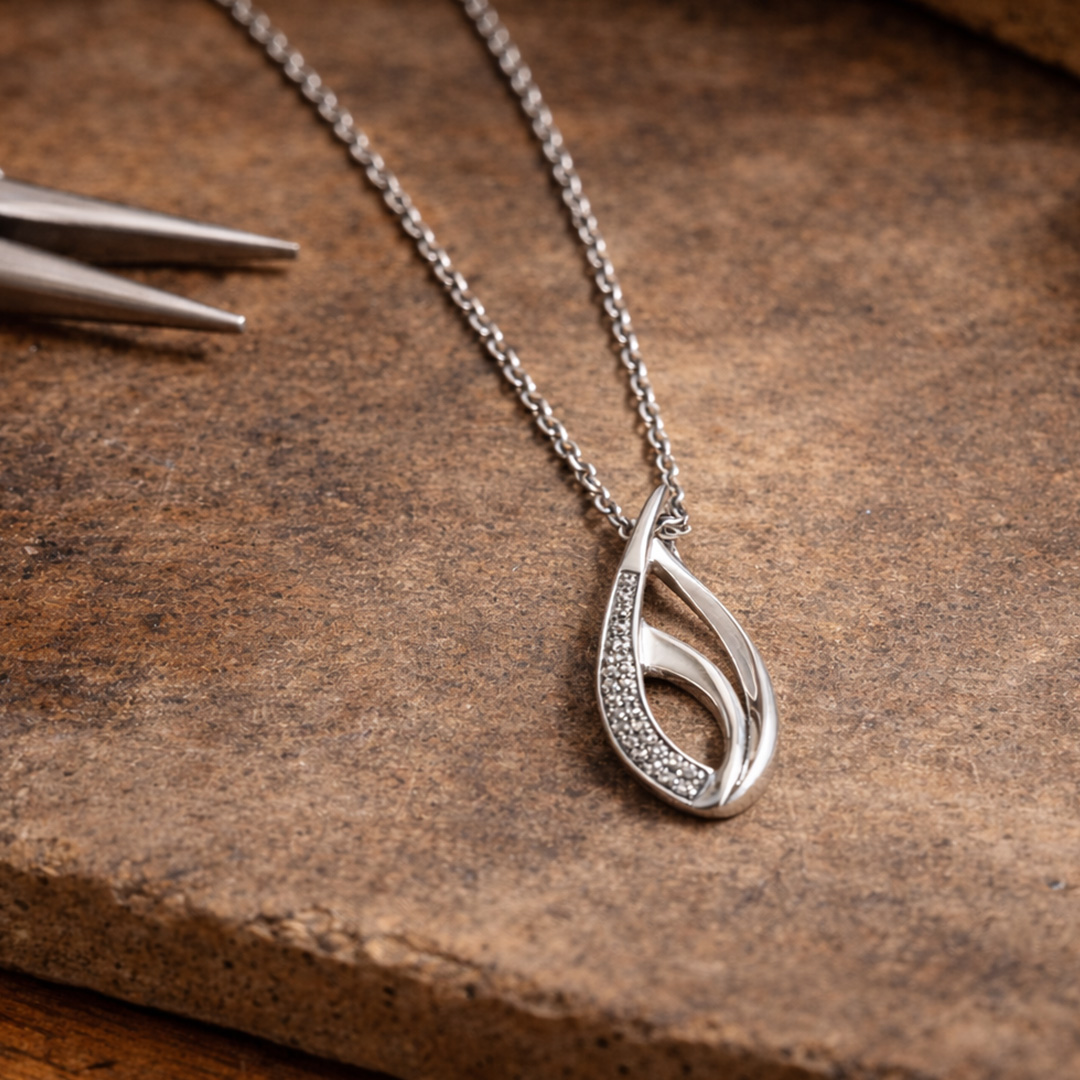 Weißgoldkette mit Anhänger platziert auf einer Werkbank