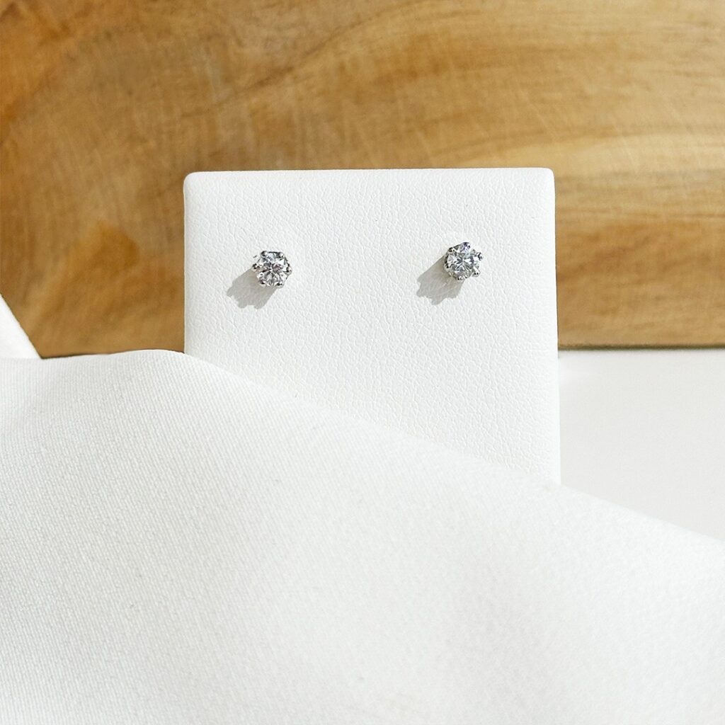 Brillantohrschrauben aus 585er Weißgold mit insgesamt 0,347ct. Brillanten, Nahaufnahme auf Ohrschmuckaufsteller, Fokus auf die klassische Sechskrappenfassung und die strahlende Brillanz der Diamanten