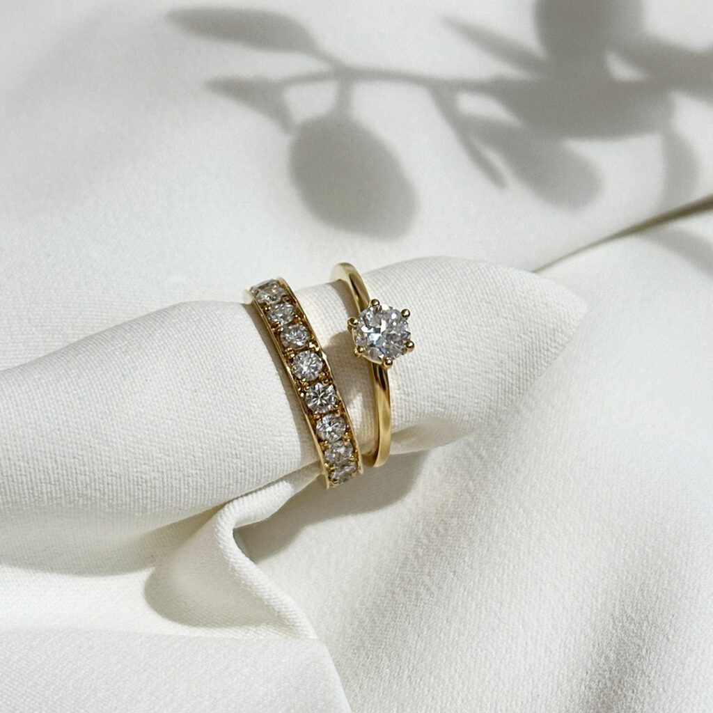 Memoire Ring und Solitärring auf weißem Samttuch