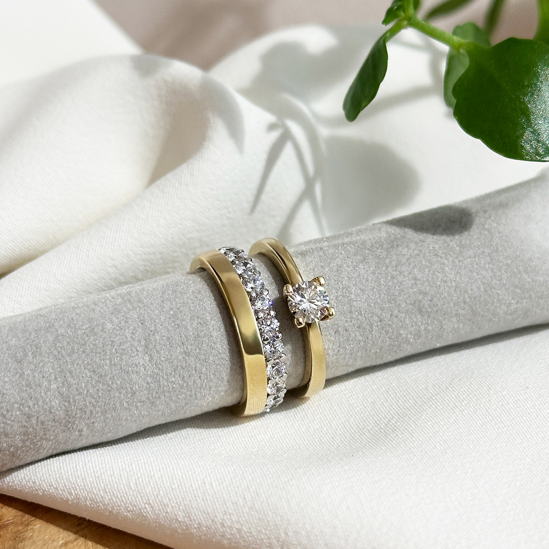 Eheringe aus Gelbgold kombiniert mit Memoirering aus Platin und klassischem Verlobungsring in Vierkrappenfassung.