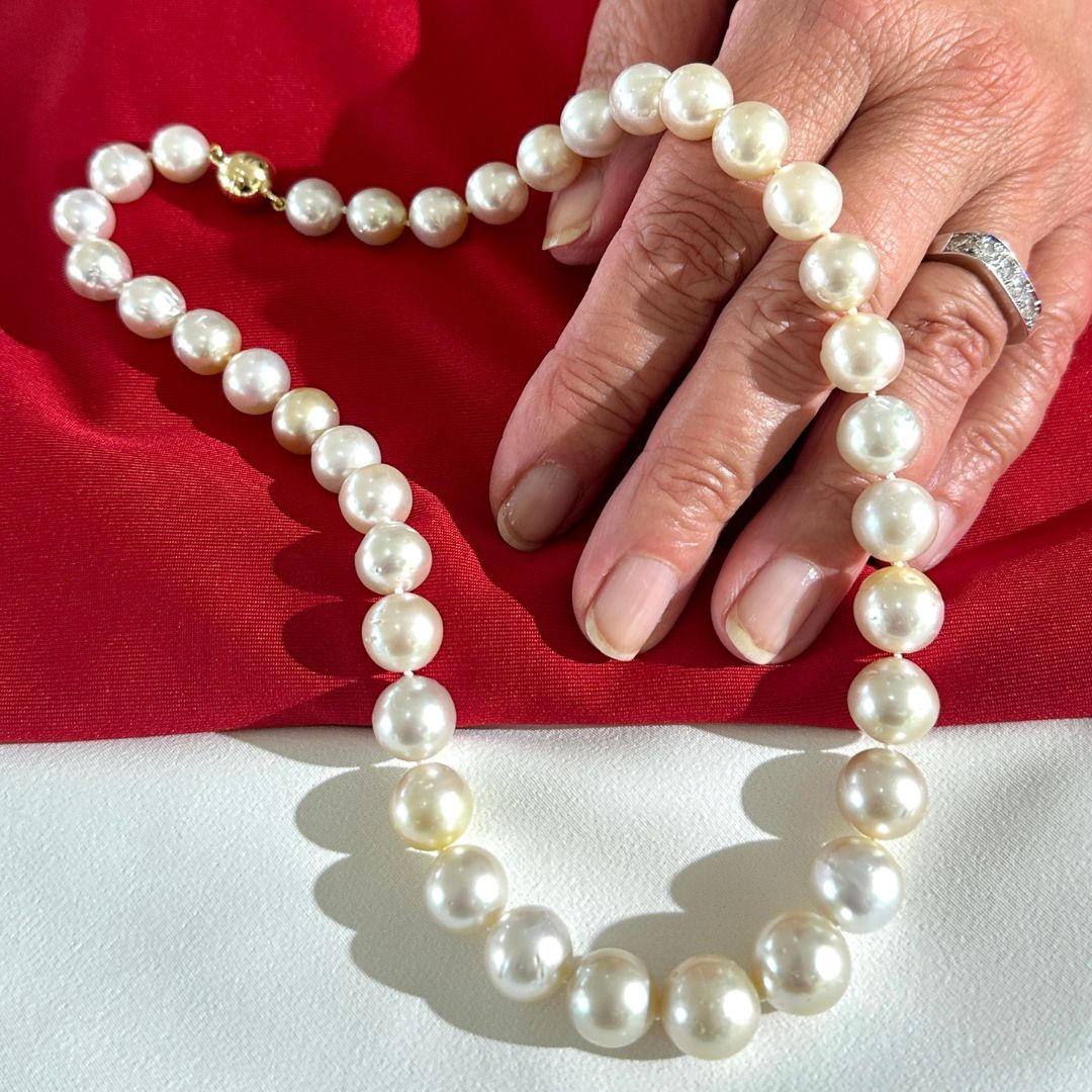 Perlenkette Süßdseeperlenkette von Juwelier Brandstetter Nahaufnahme